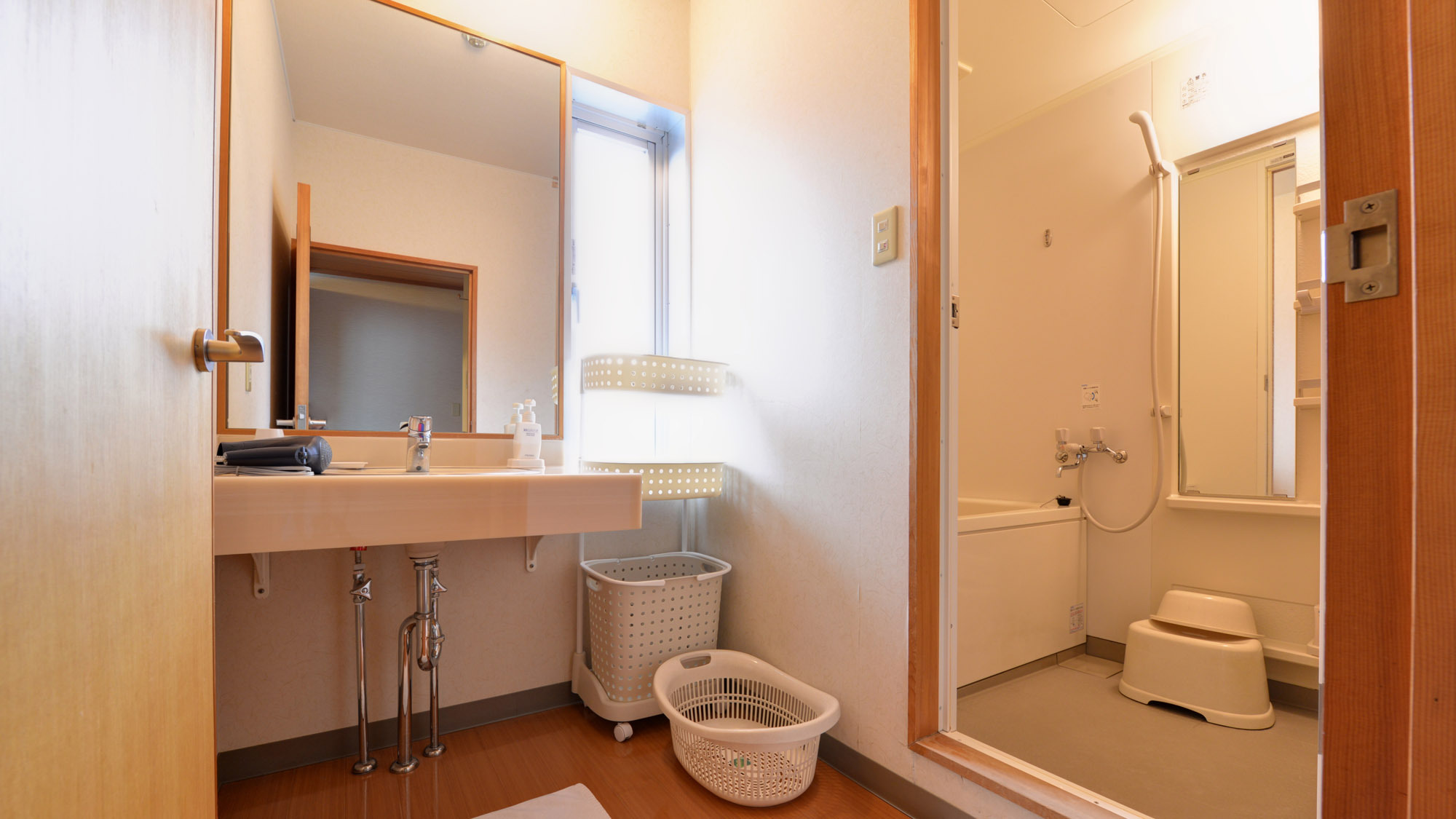 【和室10畳】洗面台とお風呂が独立しています。