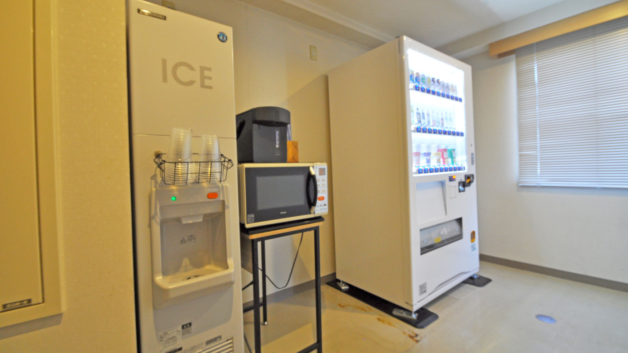 【自販機】ビール・ジュース・無料製氷機をご用意しております。