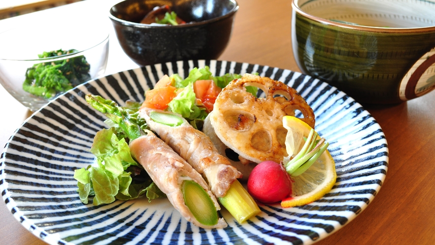 【夕食】地元農家の野菜を使用しています。