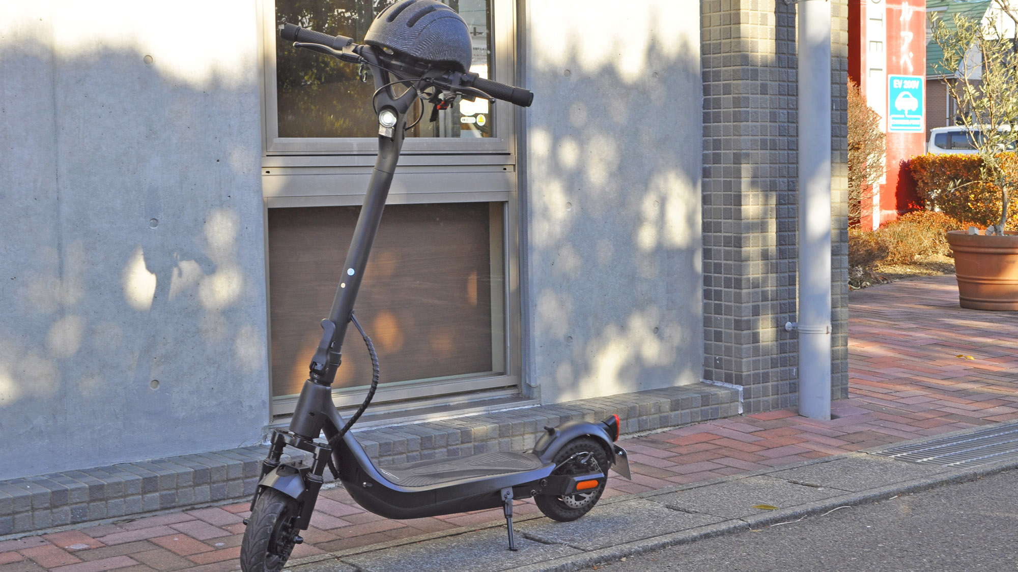 【レンタル電動キックボード（ヘルメット付）】話題の電動キックボード1台完備