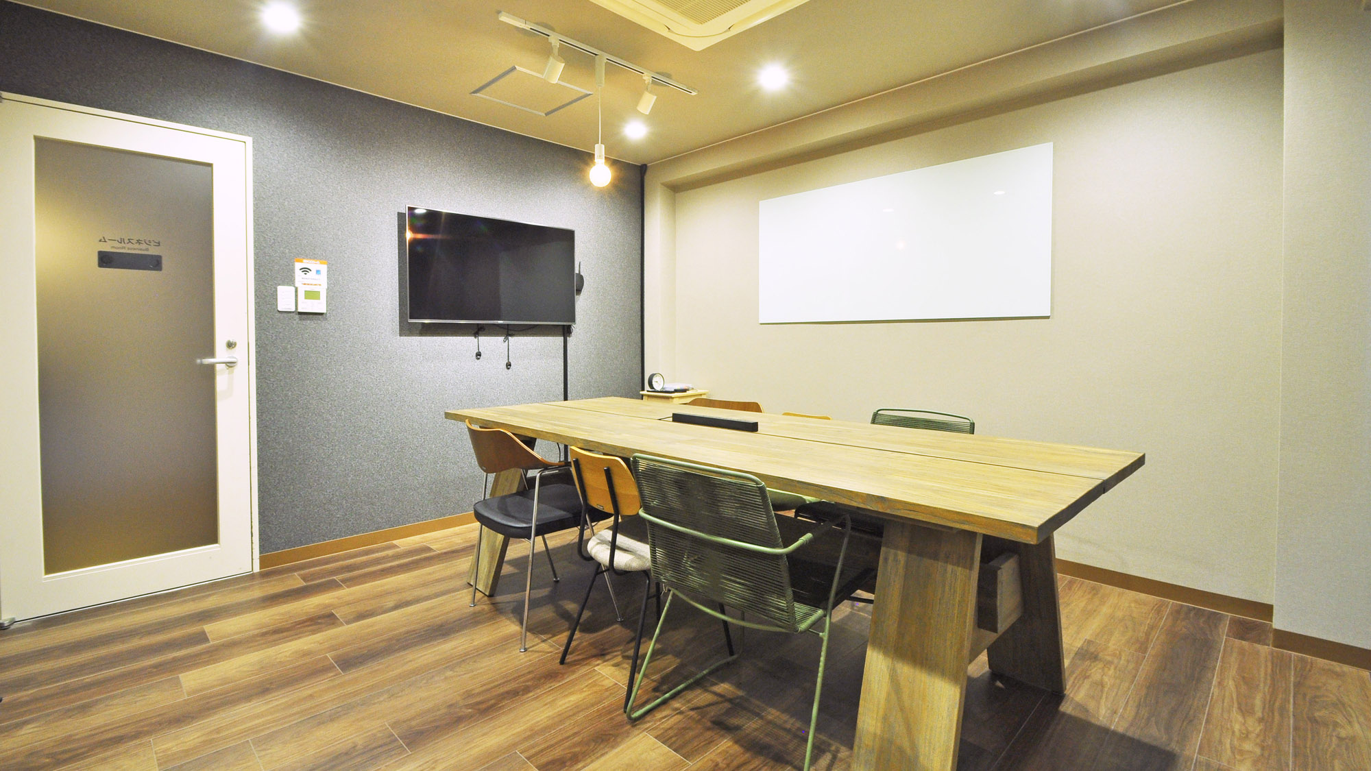 【ビジネスルーム】大型モニターやホワイトボードの他、コピー機のご用意もございます。