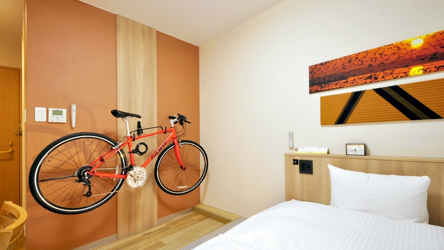 【コンセプトシングルルーム】自転車でお越しの方は、大切な愛車もお部屋に持ち込めます。
