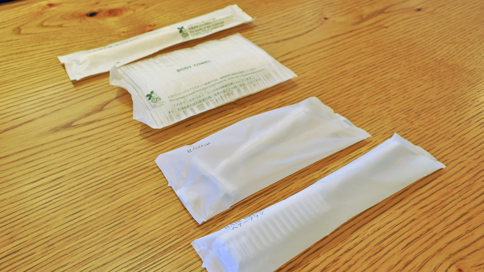 【アメニティ】ヘアブラシ・髭剃り・ボディタオル・歯ブラシを用意