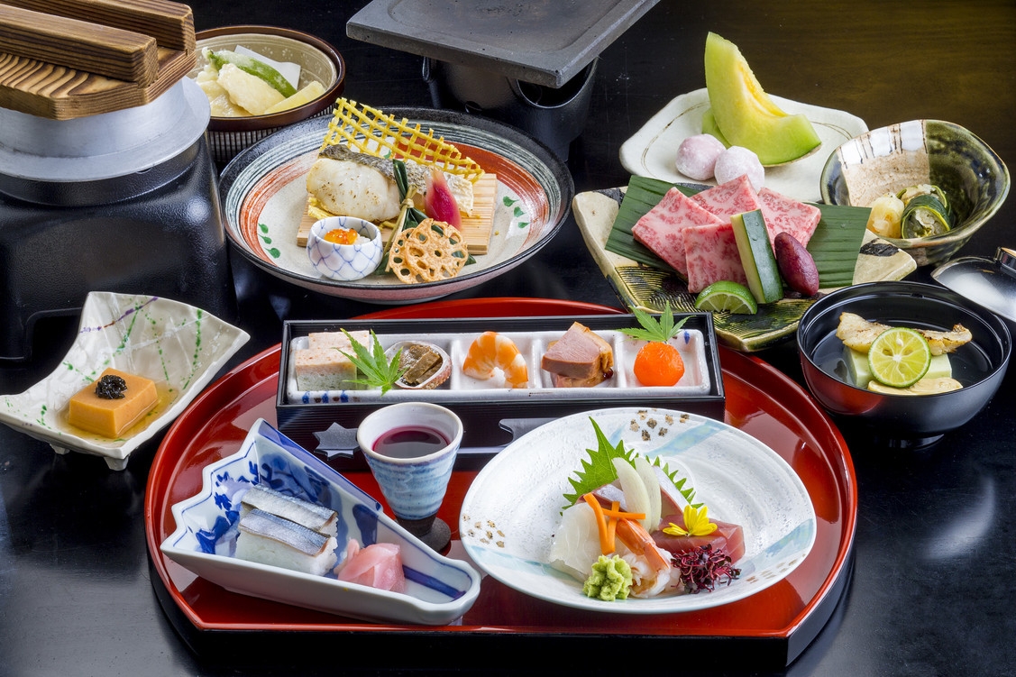 【１泊２食】ご夕食はＡ５ランク黒毛和牛・陶板焼き付・上懐石、月山コースをご用意