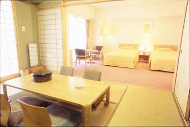 Suite Jepang dan Barat