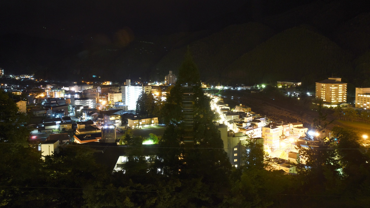 *【眺望】下呂温泉随一の高台に建つ当館は、温泉街の景色が一望！夜景はもちろん、夕刻や朝もオススメです