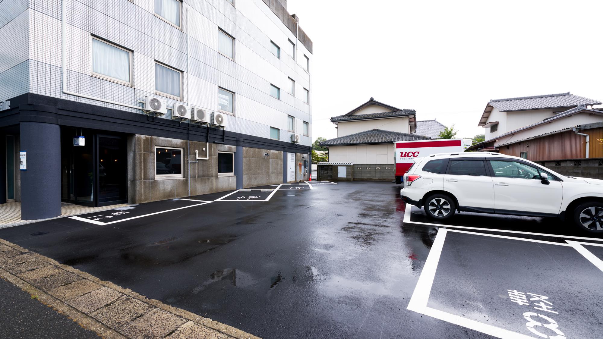 駐車場は無料でご利用いただけます。