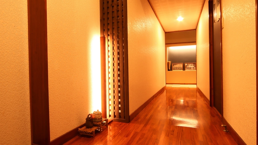 一階の廊下。フロントからお風呂にむかう導線の空間。正面には、モノクロの古き福岡旅館の写真も。