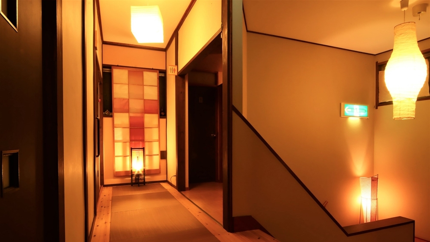 二階客室前の廊下、昭和レトロを感じる大人の空間