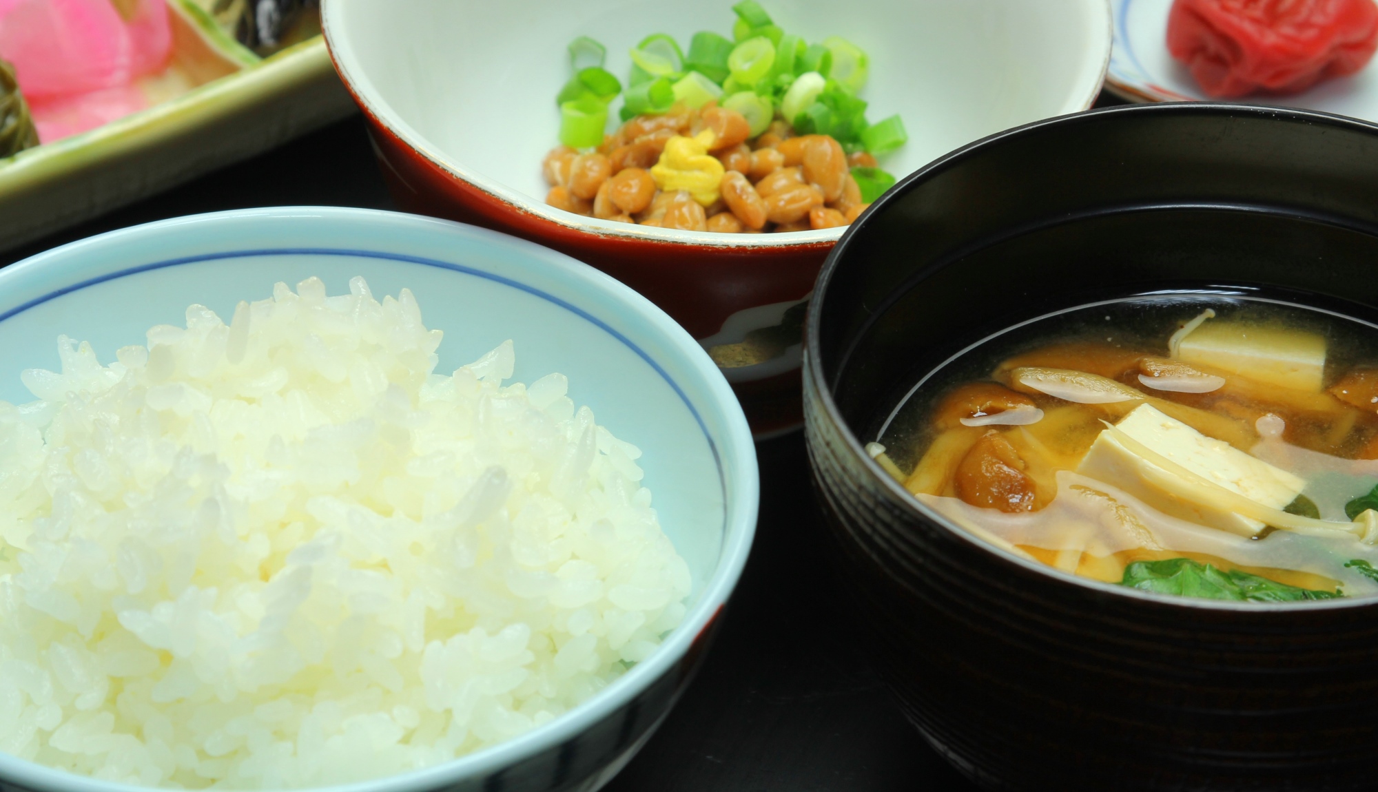 納豆、なめこ汁、ご飯。身体にやさしい 和朝食です。