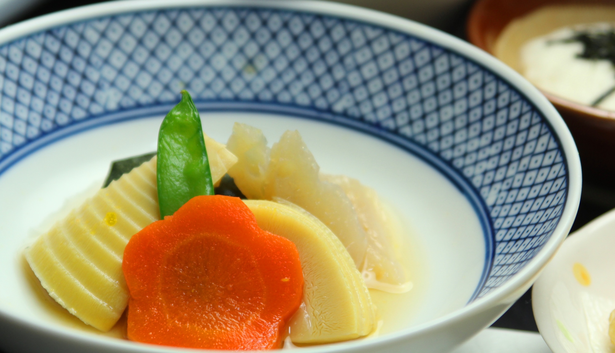 野菜の煮物。季節の食材を使った 手作り料理が味わえます。