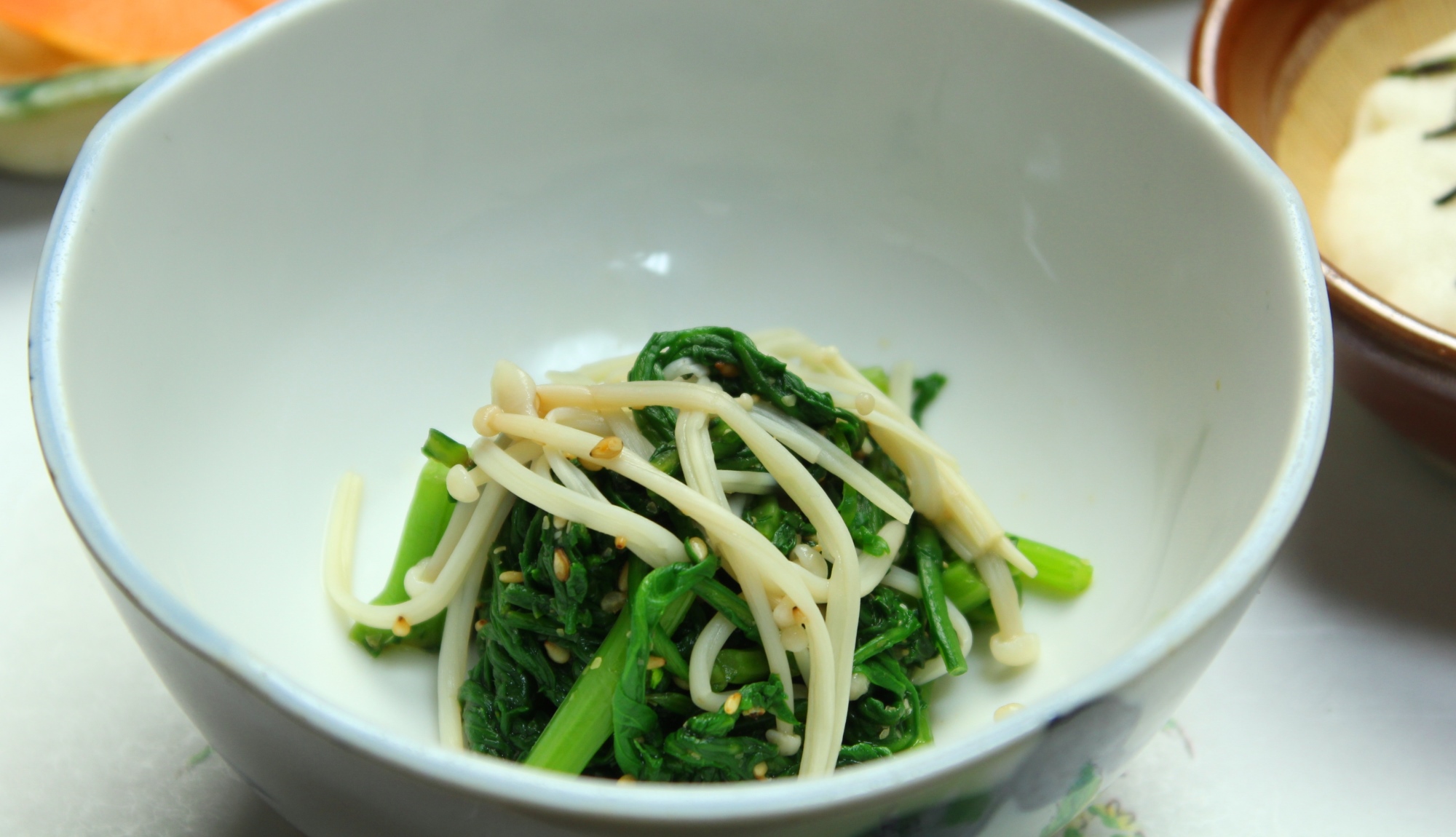 ごま和え。季節の食材を使った 手作り料理が味わえます。