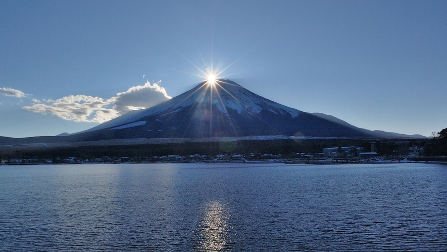 山中湖から見るダイヤモンド富士