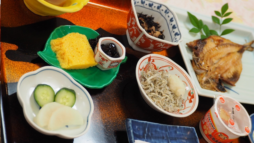 朝食は茨城名物の納豆や特選干物などの昔懐かしい和定食
