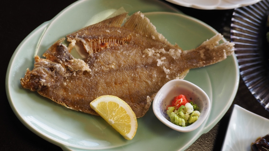 夕食一例　マコガレイの姿挙げ