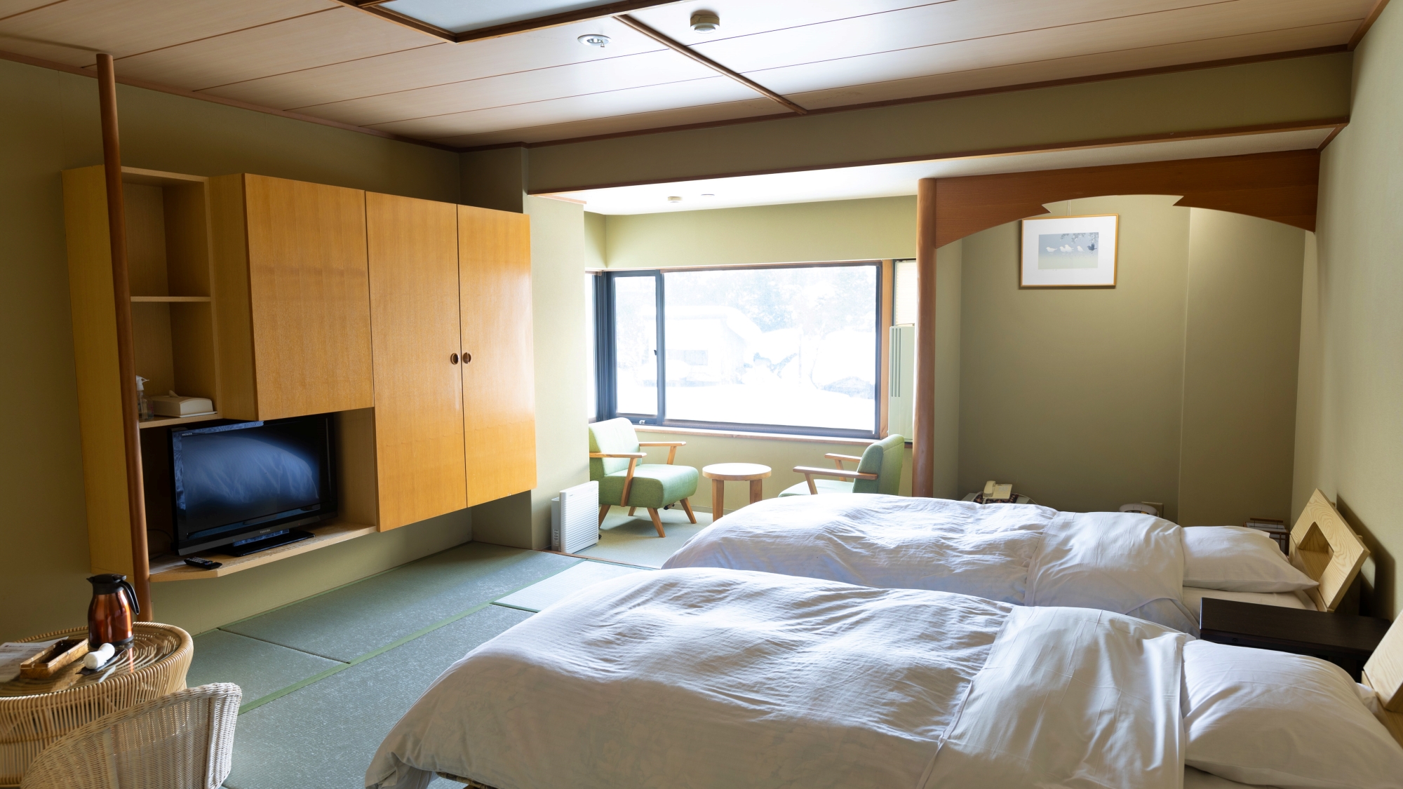 【客室一例】全室小国川を一望できるお部屋です。広さは13畳と、グループでもゆったりお寛ぎ頂けます