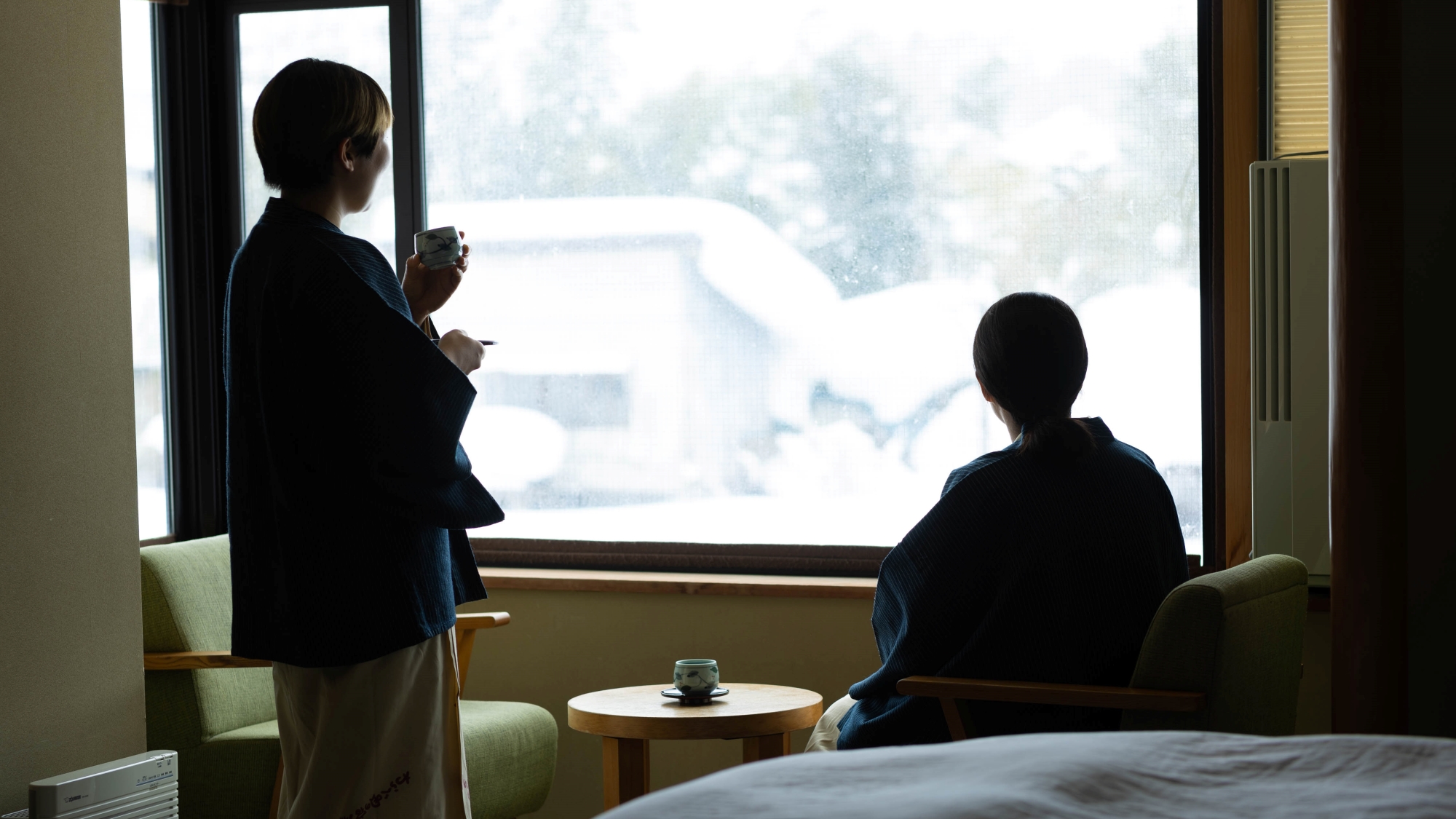 【客室一例】広々とした13畳のお部屋。見晴らしの良い窓からは銀世界を一望できます。