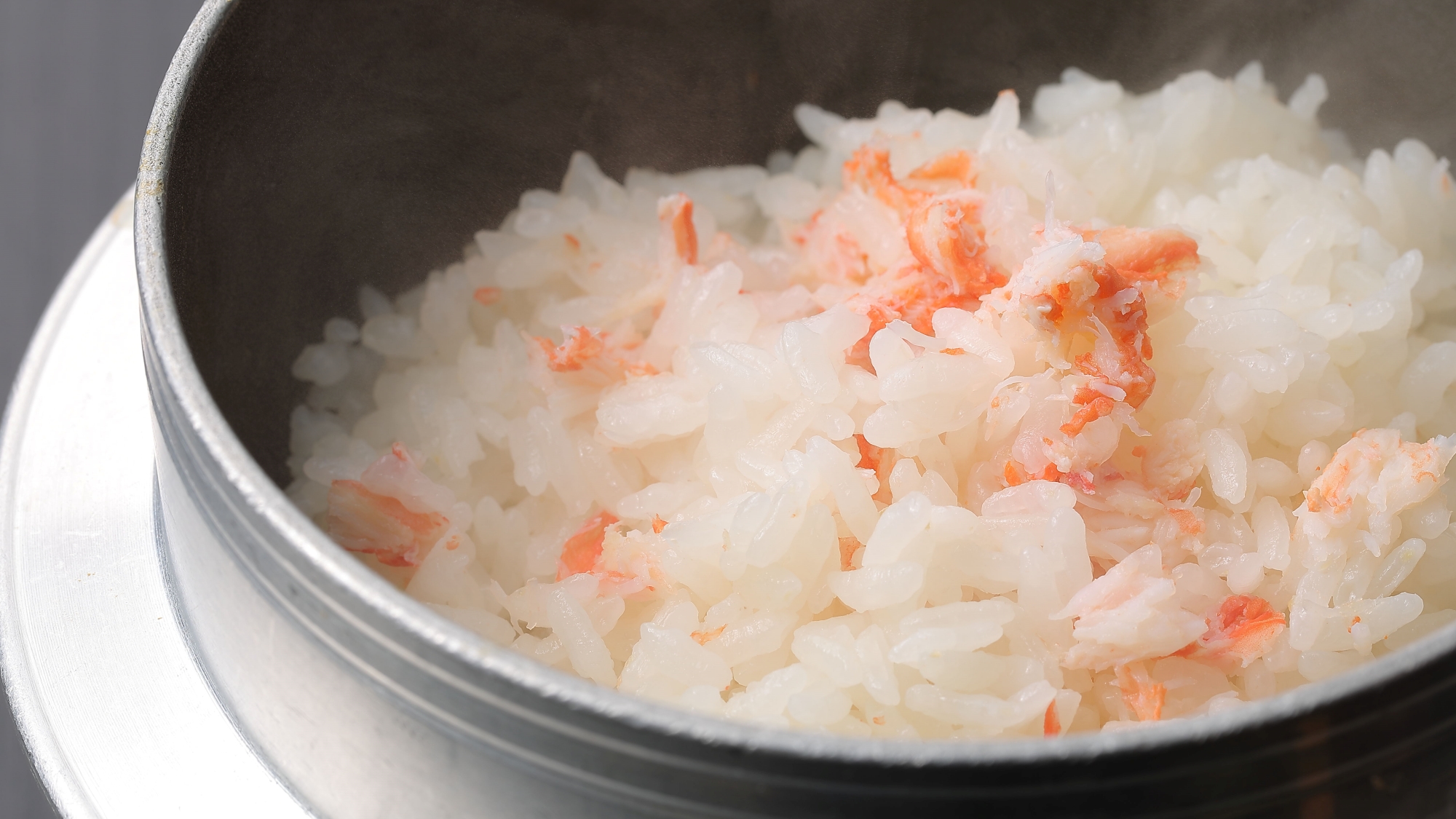 【ご夕食一例】「蟹の釜めし」冬の味覚の王様を贅沢に使用した逸品です。