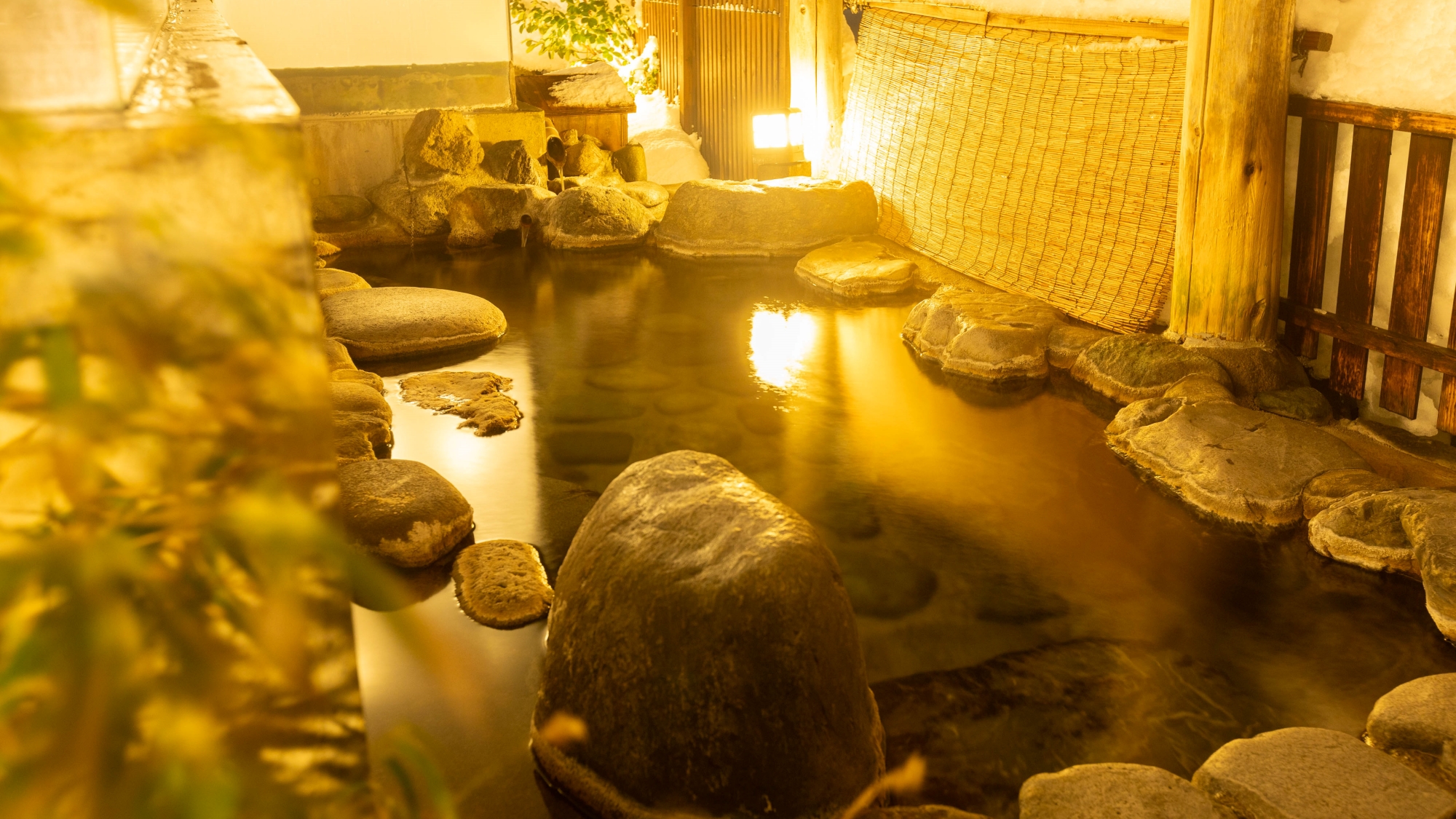 【露天風呂】深々と小国川に降り積もる雪景色を見ながらの湯浴みは格別です。