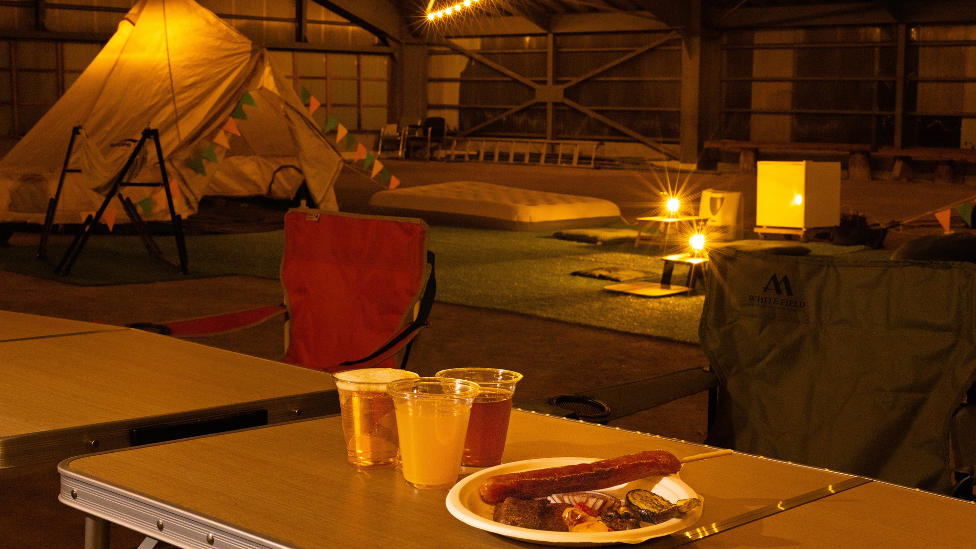 【屋内キャンプ場】みんなで食べると美味しさ倍増♪プライベートな空間でワイワイ楽しくキャンピング！