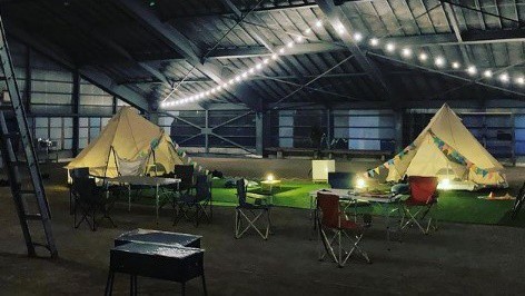 【屋内キャンプ場】雨でも安心！BBQからスクリーンでのDVD観賞、ボール遊びもお楽しみいただけます♪