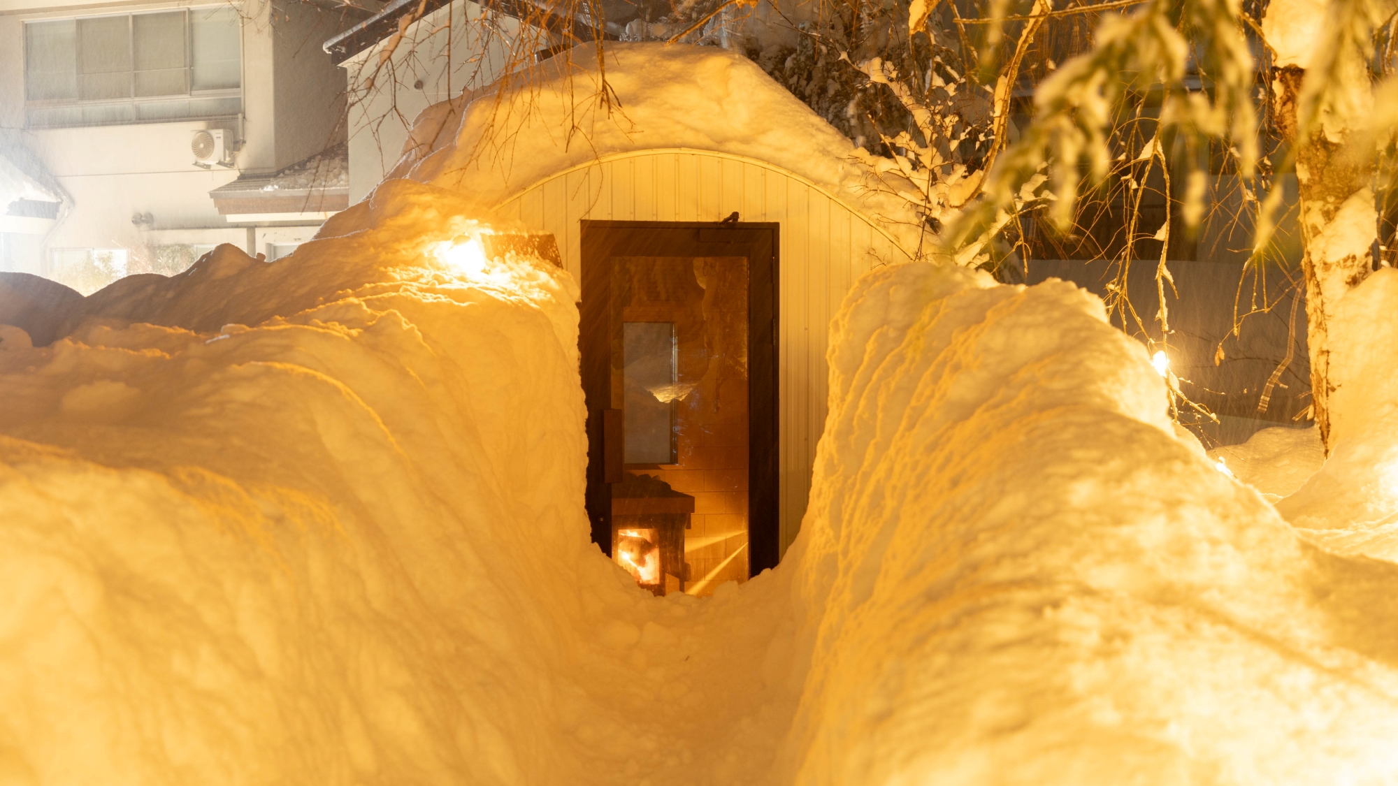 【おむすびサウナ】ふかふかとした雪に覆われた姿はまさしく「おむすび」のよう！