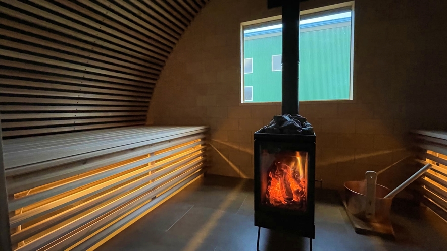 【おむすびサウナ】地場の材料と技術、深部体温に最適化した形状は極上のリラックス空間を生み出します。