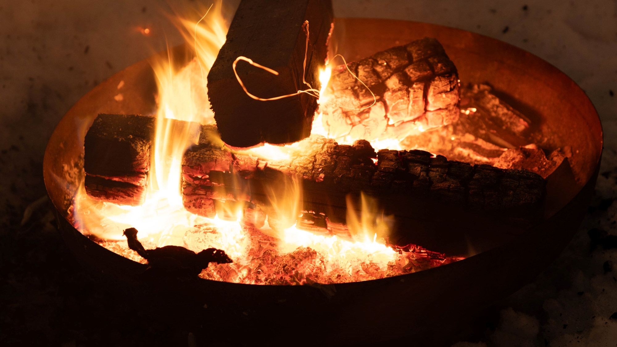 【おむすびサウナ】炎のゆらぎがヒーリング効果をもたらします。