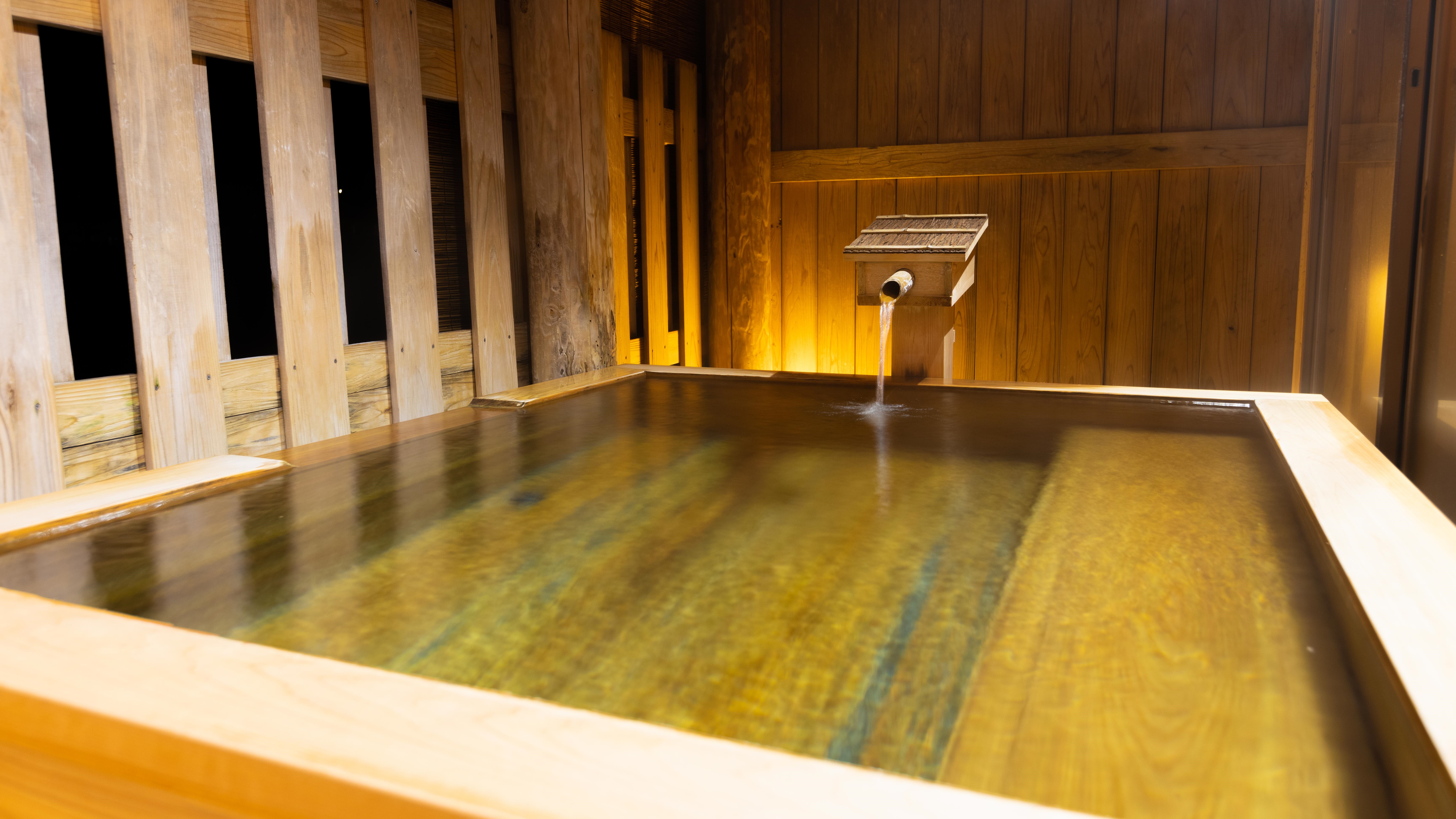 【貸切露天風呂】休み処を設けた貸切露天風呂は雰囲気が格別。ご家族やカップルに大好評です!