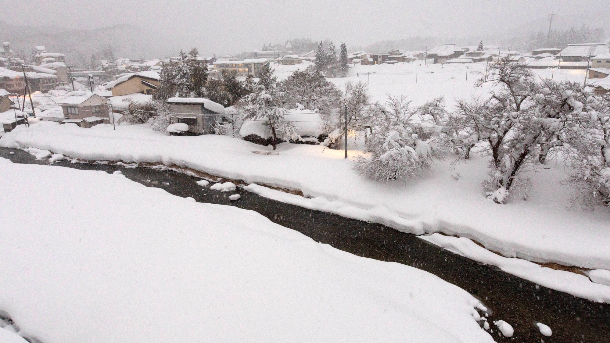 【眺望一例】雪化粧した小国川と山々を望む冬のとある日。