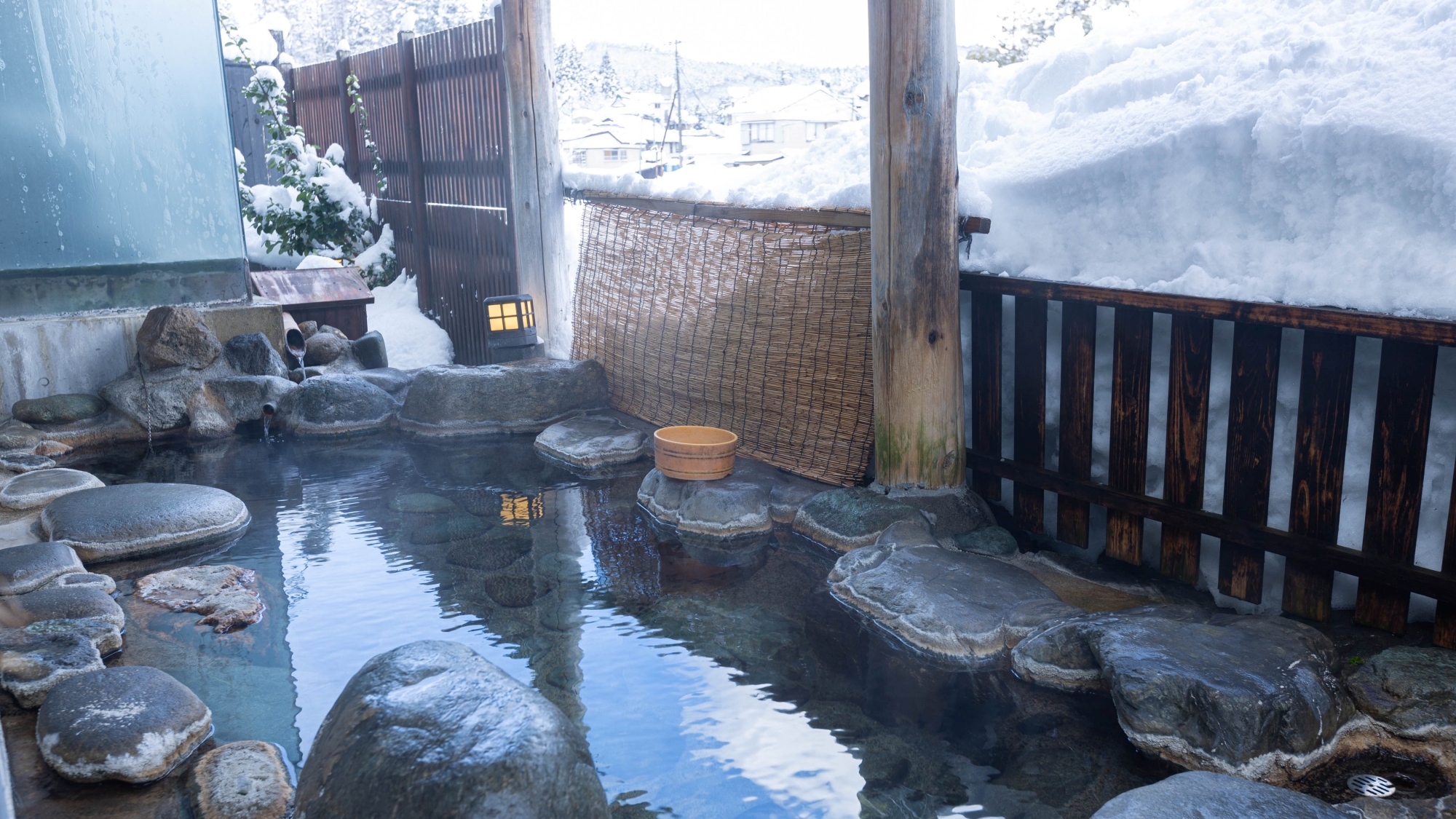 【露天風呂】冬の季節ならではの雪見風呂。開放感溢れる、源泉掛け流しあったまりの湯でゆっくり。