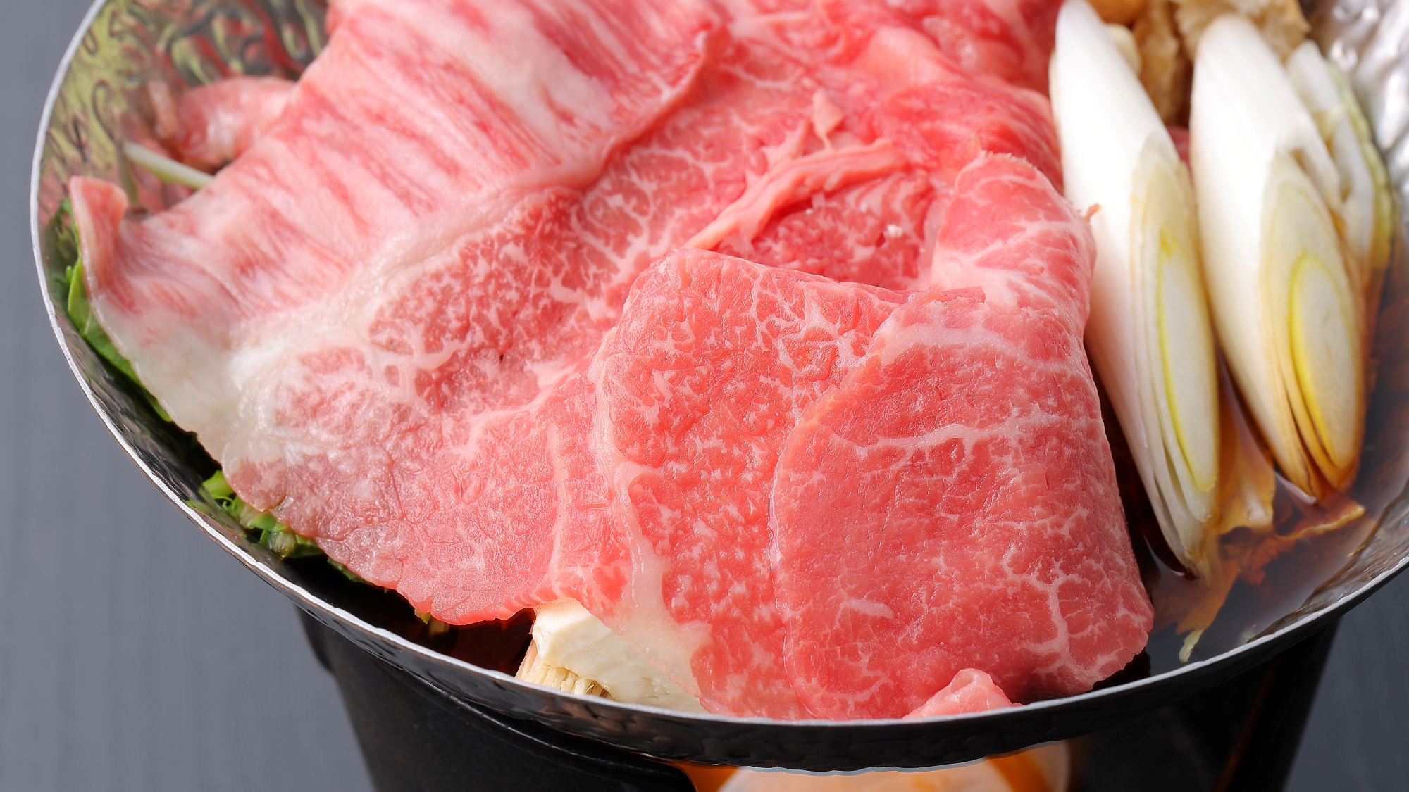 【ご夕食一例】「すき焼き」甘じょっぱい割り下に溶け出すお肉の旨味が美味しさを引き立てます。