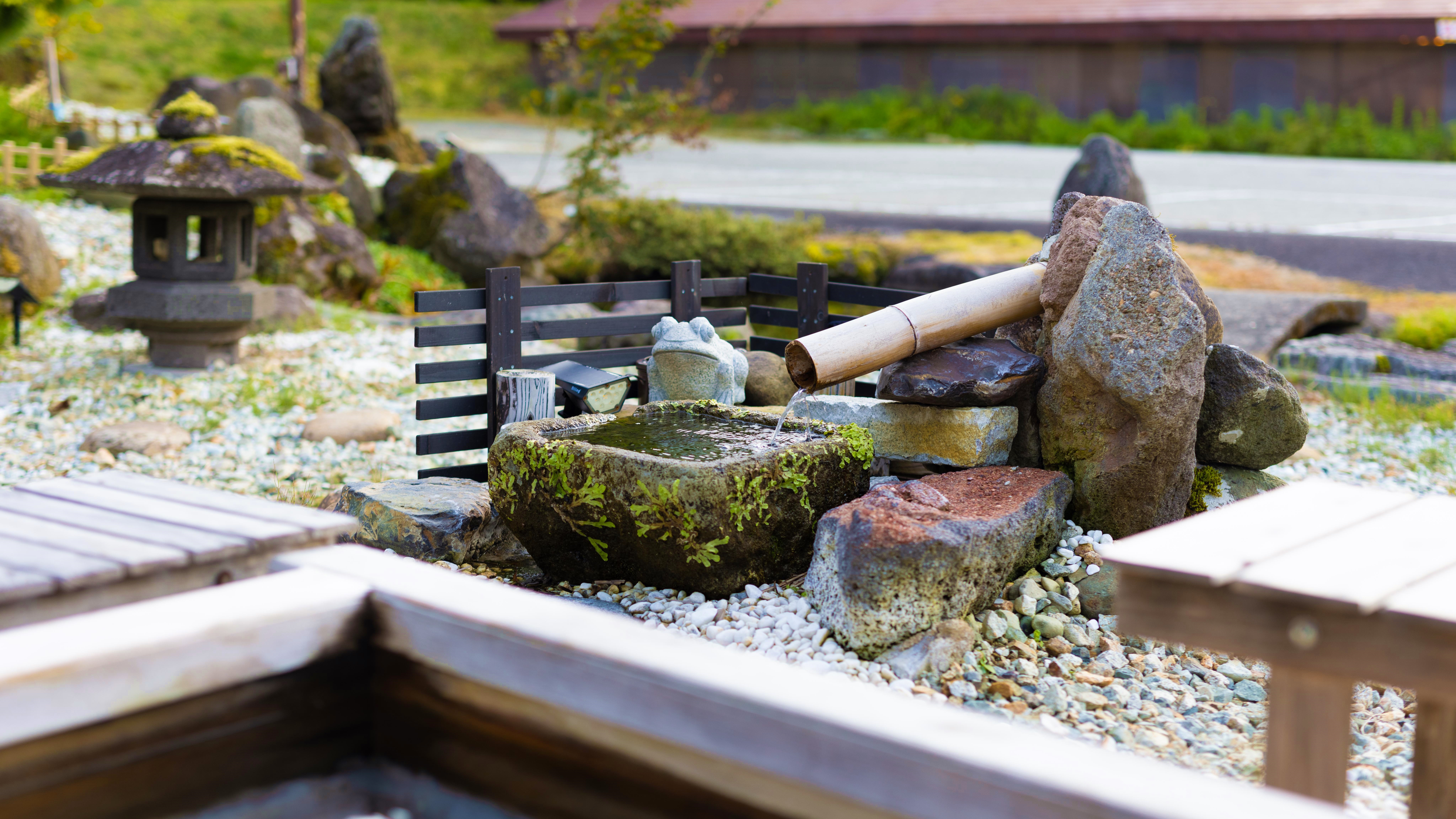 【施設】庭には足湯もございます。お気軽にご利用くださいませ!