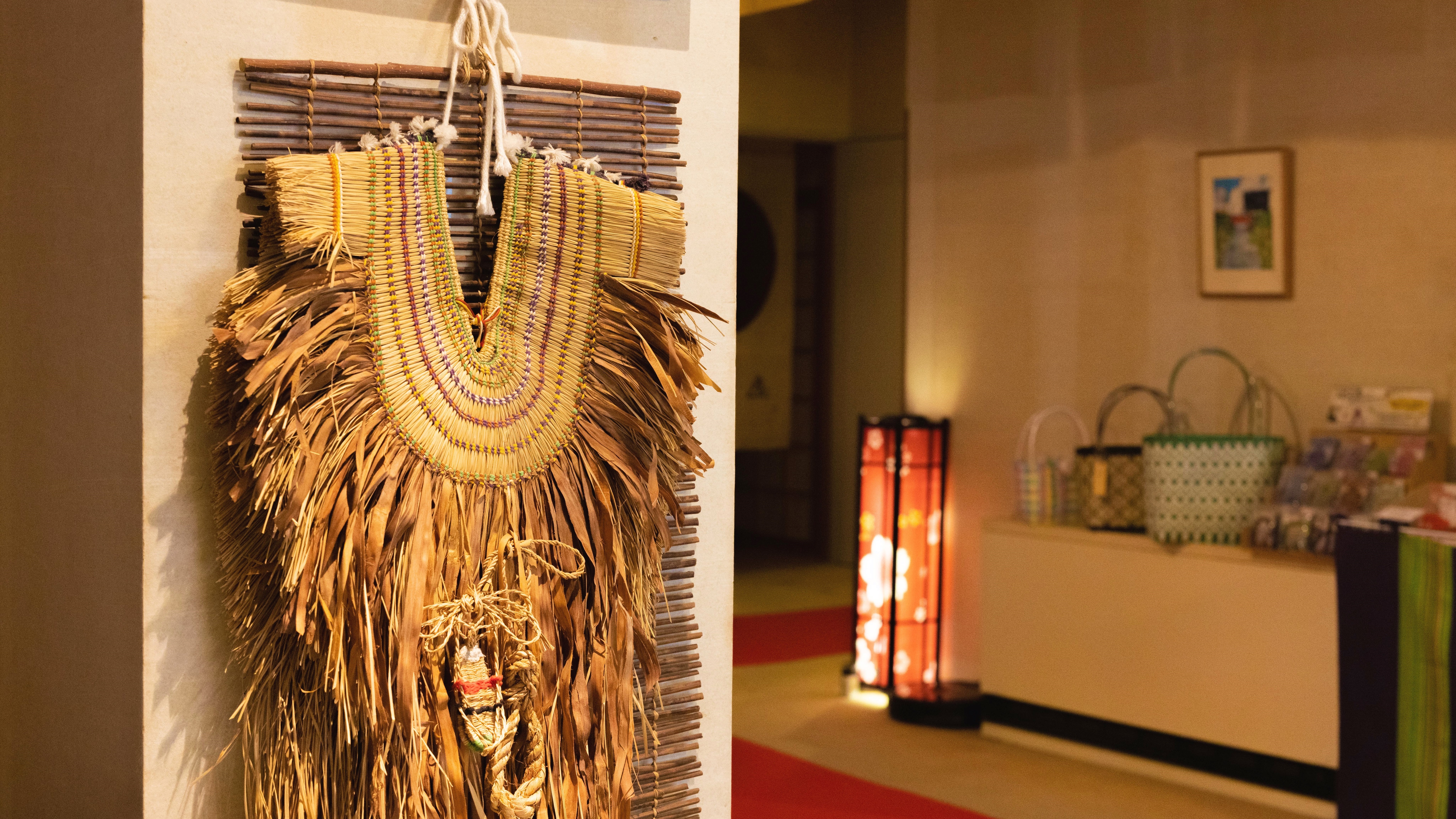 【ロビー】懐かしい雰囲気が広がるロビー。ぬくもりのある雰囲気でお客様をお迎えいたします。