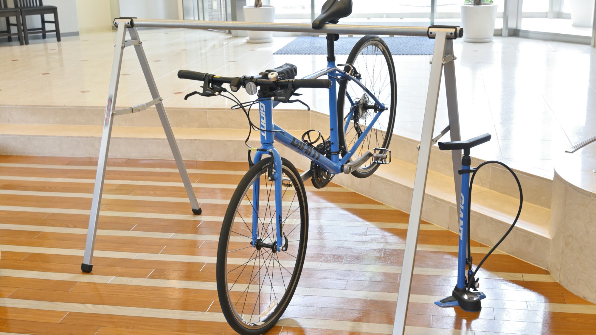 『新館』ロビー、サイクリングスタンド