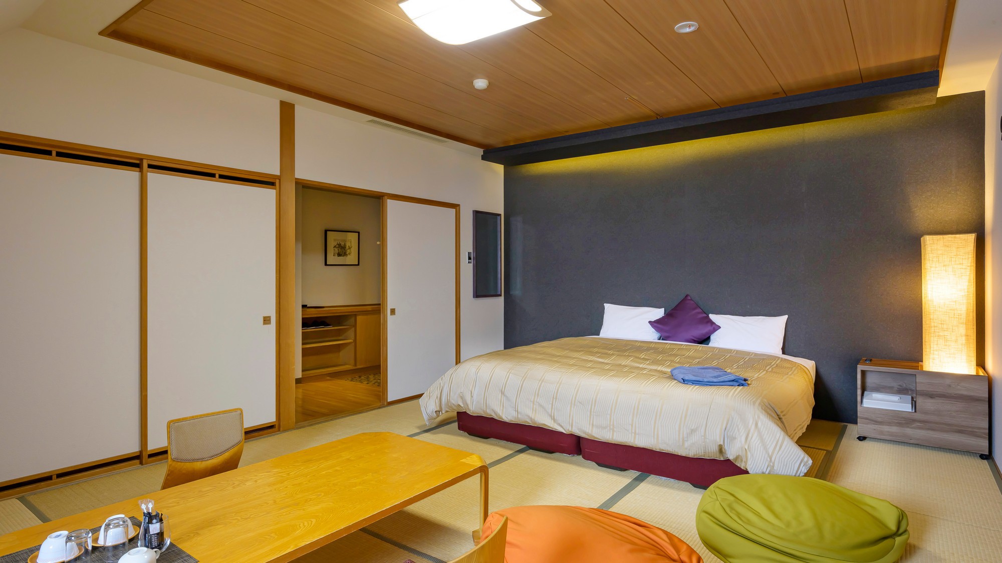 【和室キングベッド 35㎡】通常のお部屋よりも広く、キングサイズベッド設置、ダブルルームの和室。