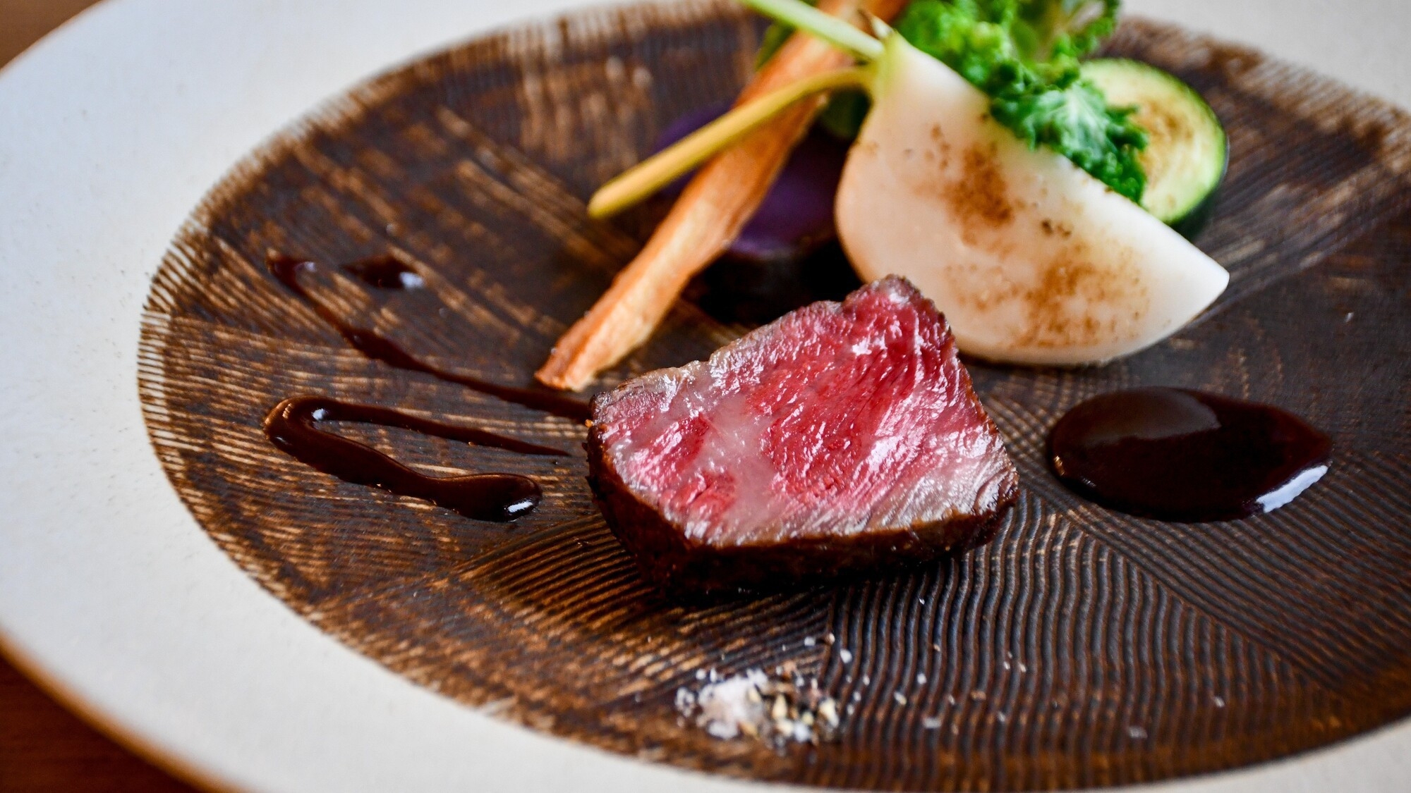 【夏のタイムセール〇夕朝食付】メインプレート付季節のビュッフェで富良野グルメを堪能！レイトサマー
