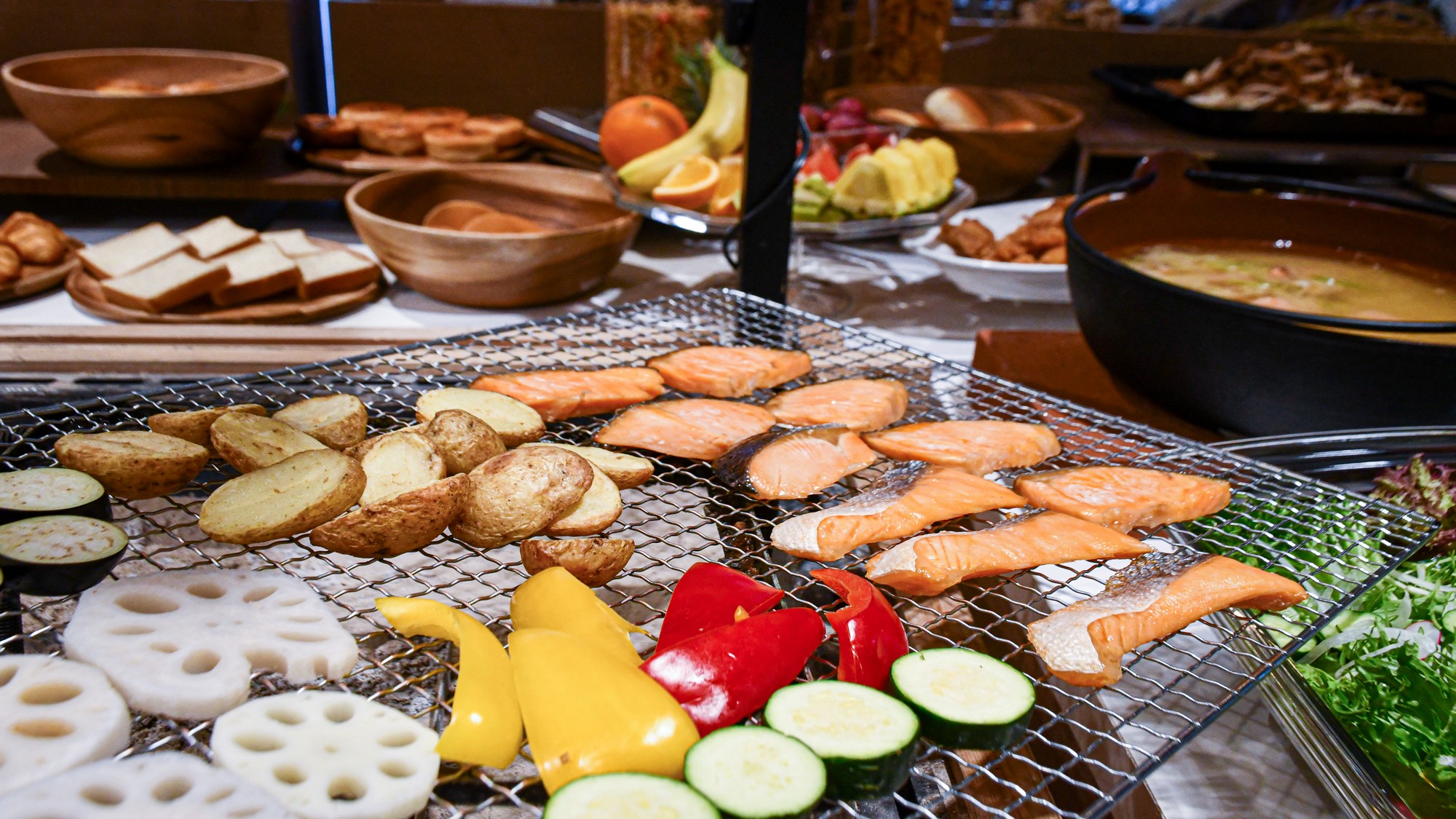 朝食はボリューム満点。【体に優しいエーデルヴェルメの朝食ビュッフェ～富良野の畑から】