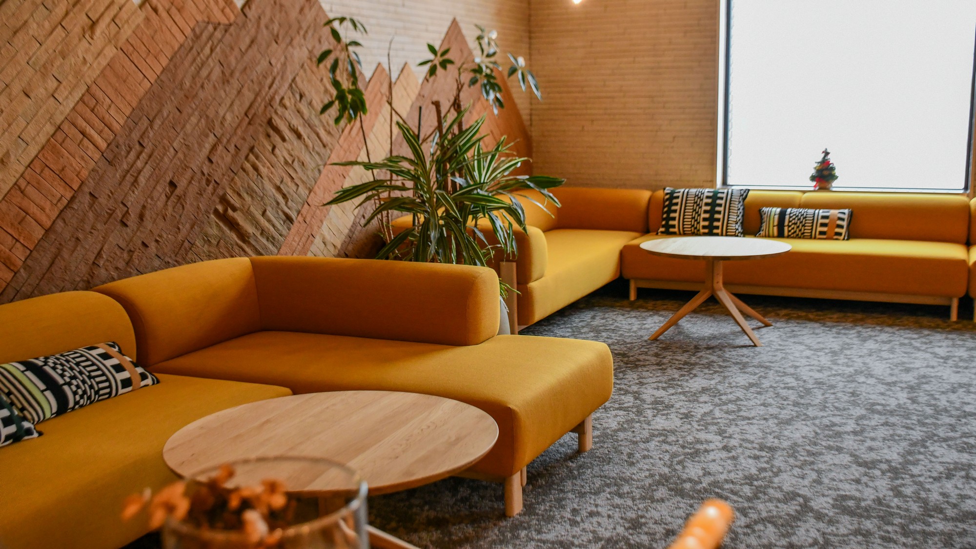 【ラウンジ】ウェルカムドリンク片手に年代のジャズ聞きながら、のんびりお寛ぎください。