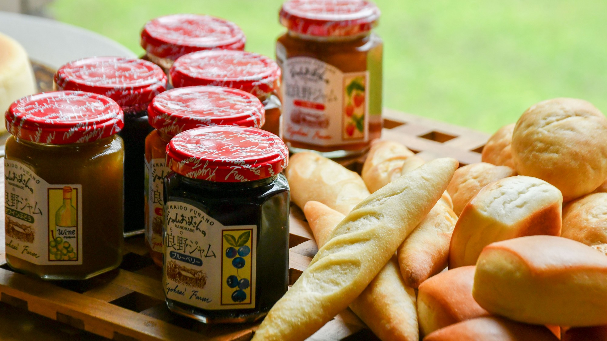 朝食ビュッフェでは、パンの種類も豊富にご用意しています。お好みのジャムでどうぞ！