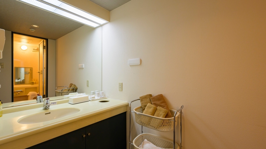【和室キングベッド 35㎡】トイレとお風呂が独立しておりお風呂は2名でごゆっくりと入れます。