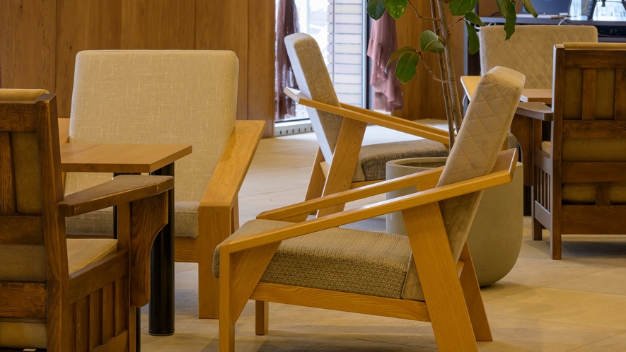 【ロビー】観葉植物やこだわりの旭川家具を使ったテーブルや椅子に、様々なサービスコーナーをご用意。