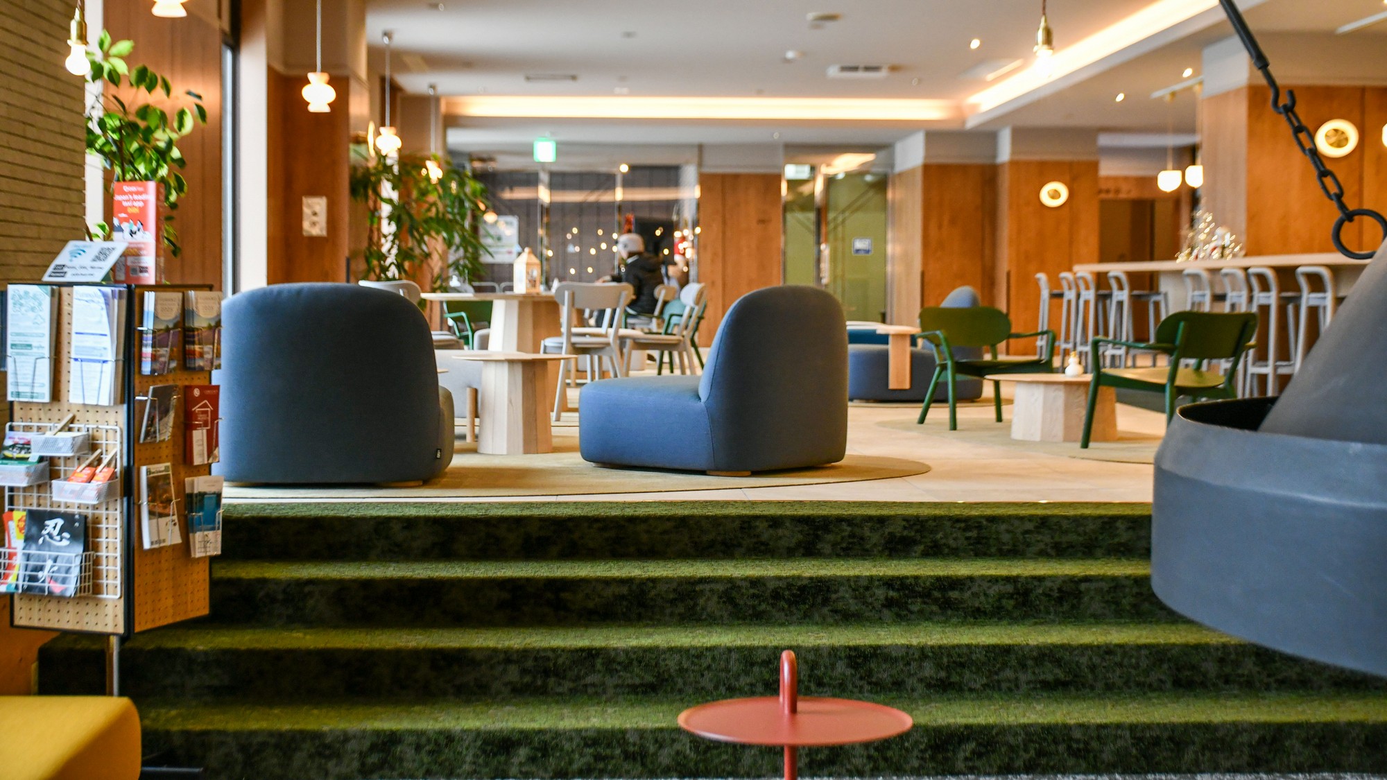 様々な観葉植物やカラフルな旭川家具を使ったテーブルや椅子で旅のお疲れを癒して。