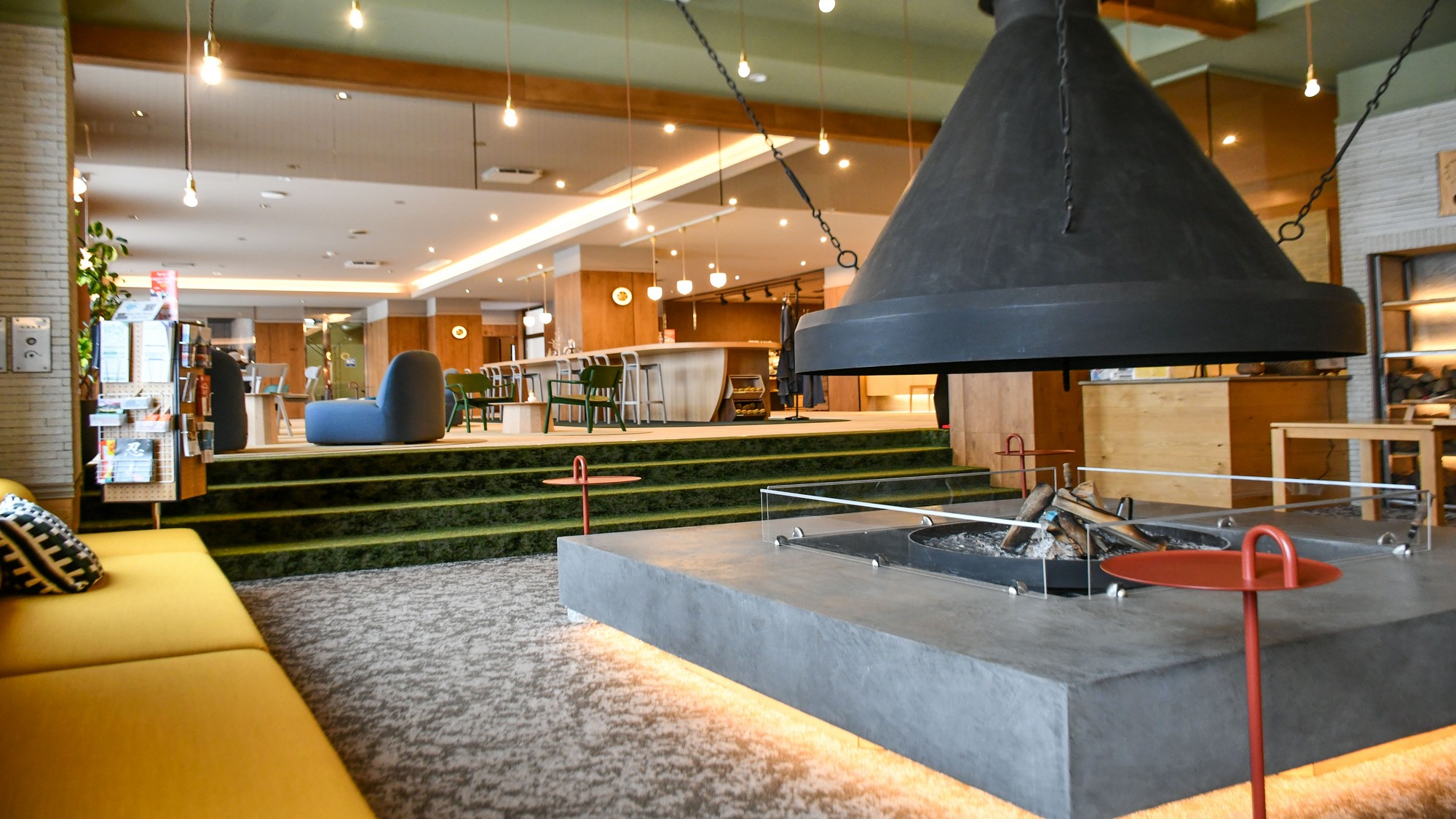 暖炉のある空間でカラフルなソファでのんびりと。各種ウェルカムサービスもご用意しております。