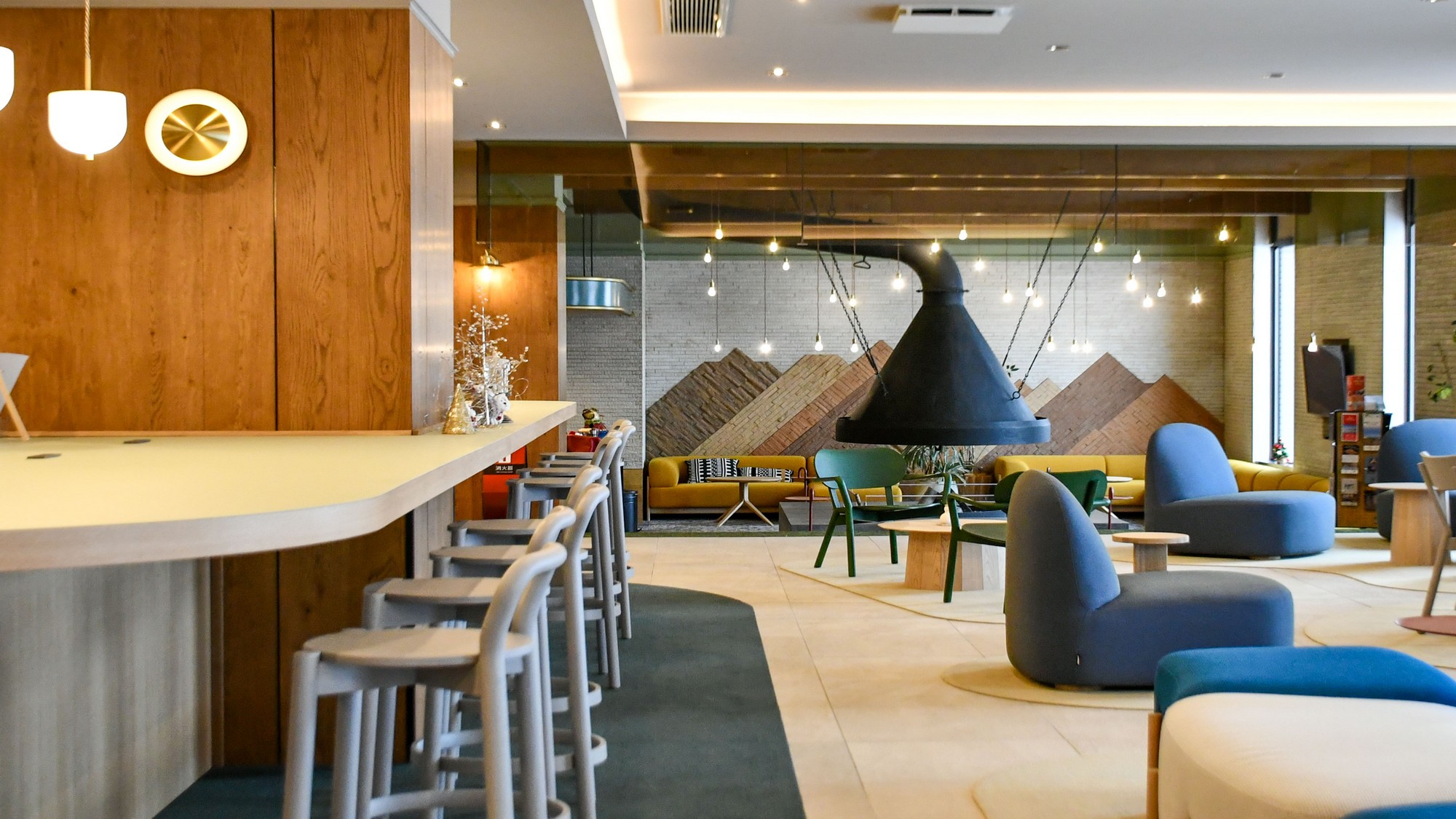 【ロビー】観葉植物やこだわりの旭川家具を使ったテーブルや椅子に、様々なサービスコーナーをご用意。