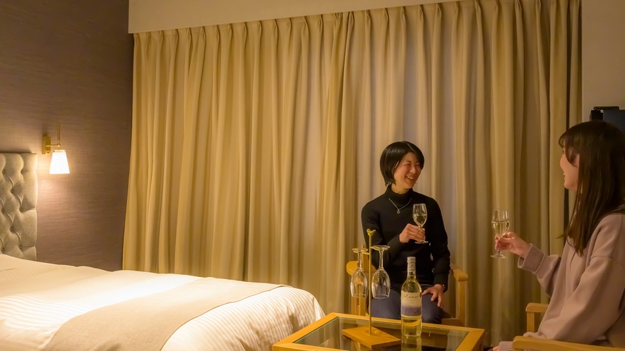 【アーディーツイン】お部屋にはふらのワイン白のフルボトル1本とグラスをセットしております。
