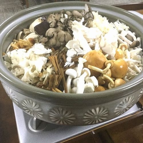 ★【秋の味覚】ビックリきのこ鍋！もりだくさん♪約10種から12種の地場産きのこを使用♪