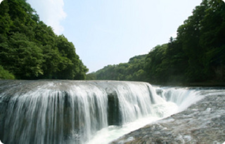 吹き割りの滝