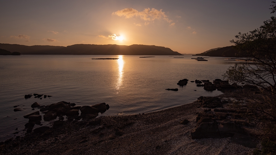 夕陽百選に選ばれるほど、いろは島からの夕景は最高です。お天気にもよりますが、ぜひ夕陽をご覧ください。
