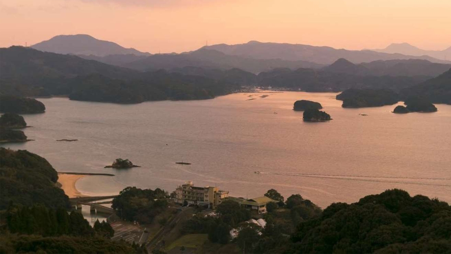 夕陽百選に選ばれるほど、いろは島からの夕景は最高です。お天気にもよりますが、ぜひ夕陽をご覧ください。